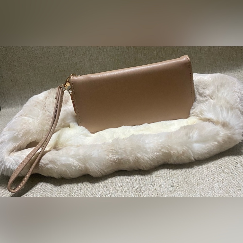 Chic Nude Women's Wristlet